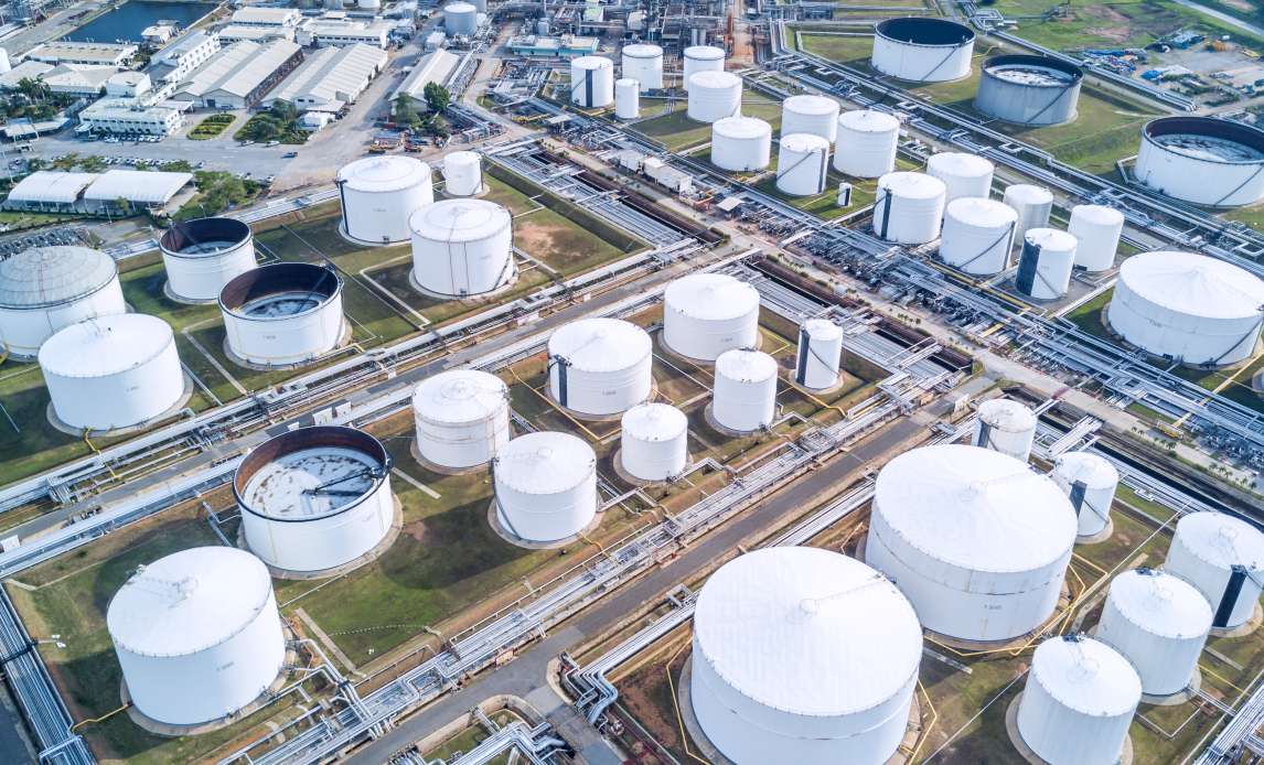 Luftfoto af raffinaderi med olietanke (FOTO: Avigator Fortuner/Shutterstock)
