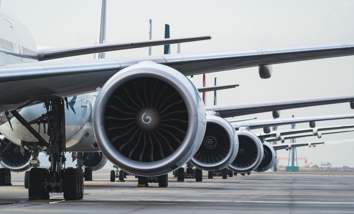 Fly venter ved startbanen i lufthavn (FOTO: Terry K/Shutterstock)