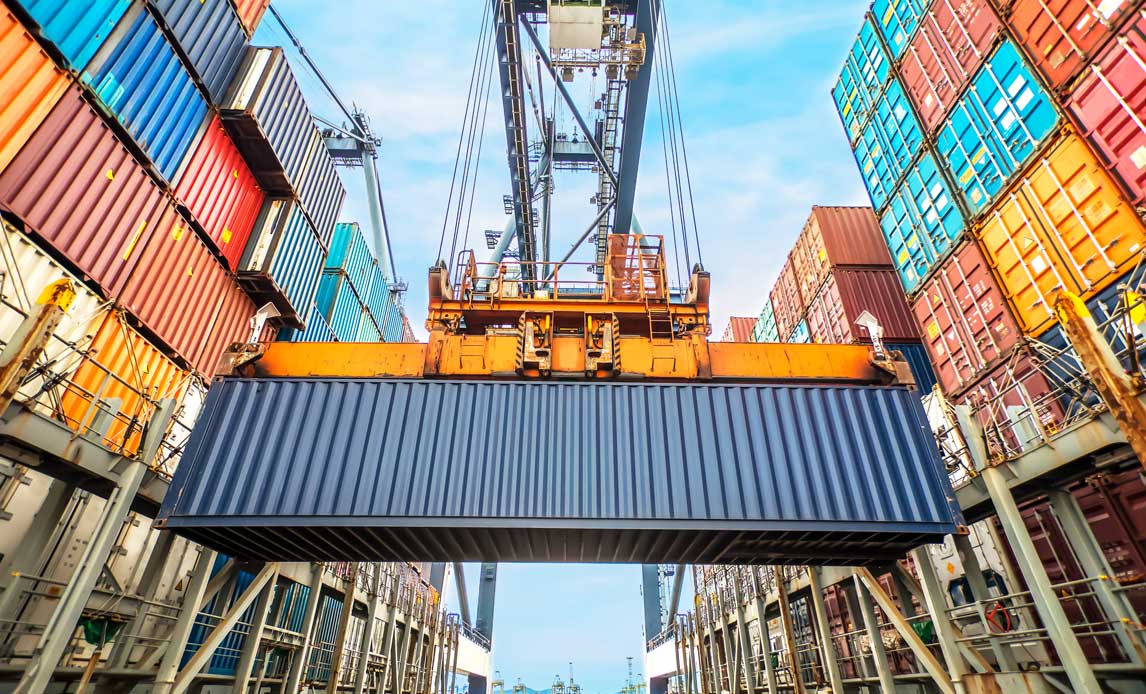 Containere lastes ved container terminal på en havn (FOTO: Shutterstock/MOLPIX)