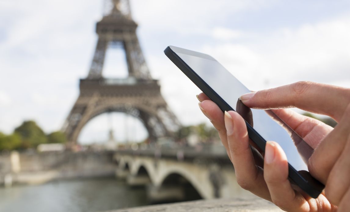 Smartphone, Eiffeltårnet i Paris (FOTO: LDProd/Shutterstock)
