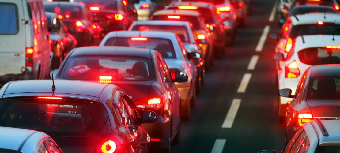 Biler i kø på vej. Trafikprop illustrerer DDoS-angreb. (FOTO: Shutterstock)