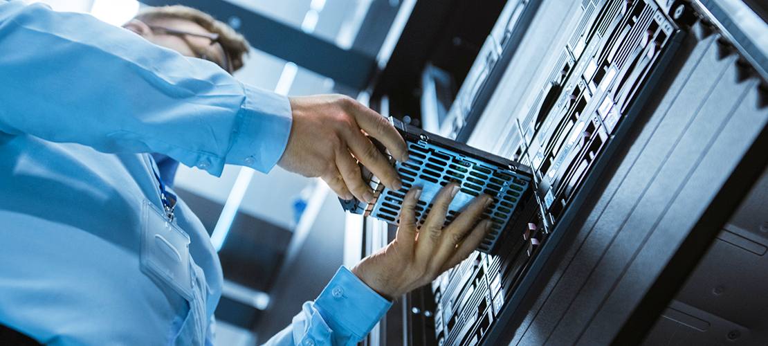 It-tekniker indsætter bladeserver i datacenter