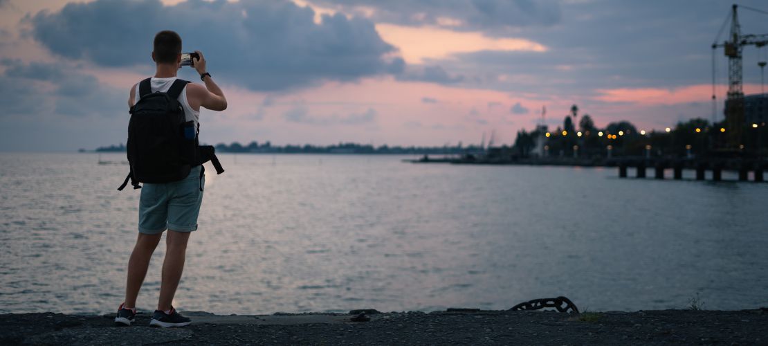 Smartphone fotograf solnedgang over havn (FOTO: Eugenia Terekhova/Shutterstock)