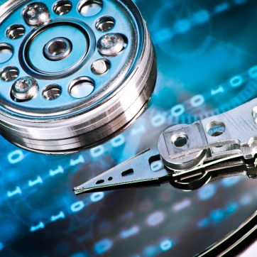 Harddisk med binær kode (FOTO: kubais/Shutterstock)