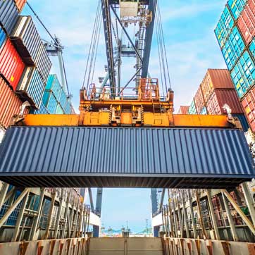 Containere lastes ved container terminal på en havn (FOTO: Shutterstock/MOLPIX)