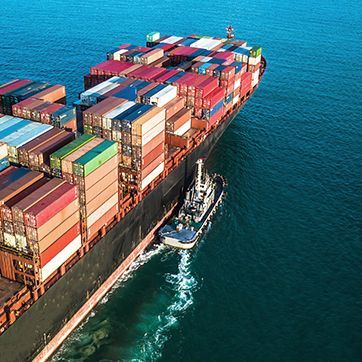 Containerskib med slæbebåd. FOTO: Shutterstock/Avigator Fortuner