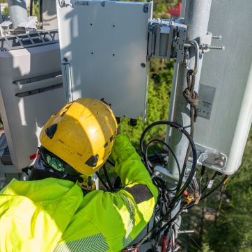 Installation af 5G antenner (FOTO: bigwa11/Shutterstock)